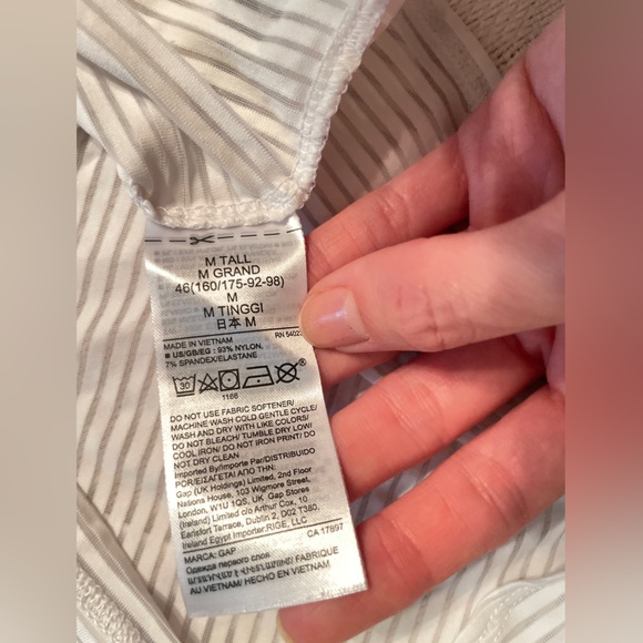 GAP Fit White Athletic Lightweight Curved Hem Muscle Tee Top Size Medium - Picture 3 of 7